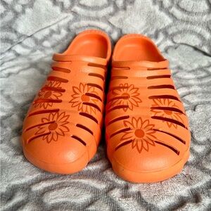 Midwest Quality Gloves Garden Clogs – Orange Daisy Cutout – Size 8